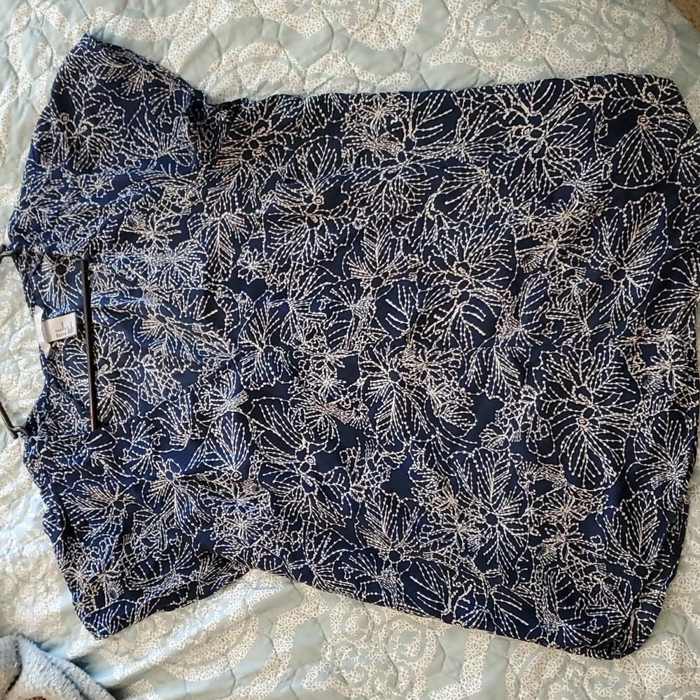 H&M Women's Flutter Sleeve, Floral V Neck Blouse in size 12, color navy/white
